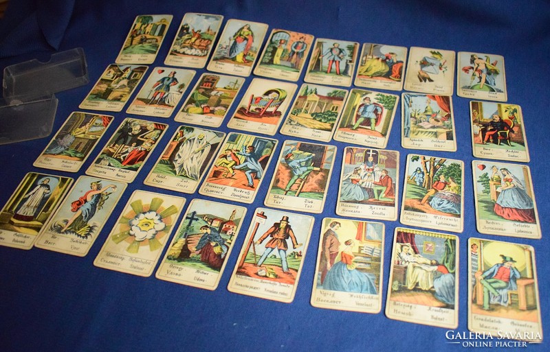 Antik tarot kártya pakli 32 lap jós jövendőmodó cigánykártya 8,2 x 5,2 cm négy nyelvű gót betűs