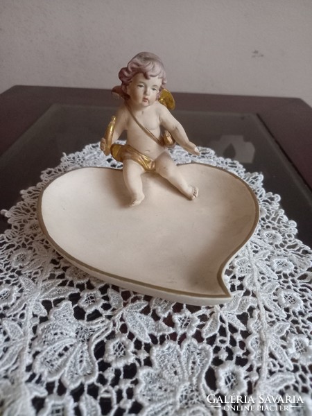 Heart-shaped angelic ring holder