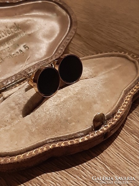 Minimalist earrings with black stones in a yellow gold closed frame