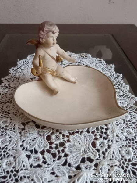 Heart-shaped angelic ring holder