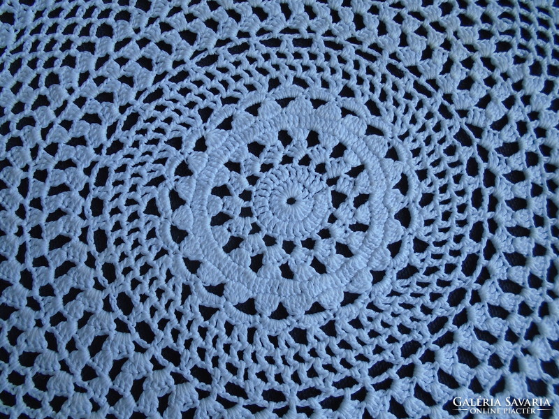 28 cm diam. Crocheted cotton tablecloth, centerpiece.