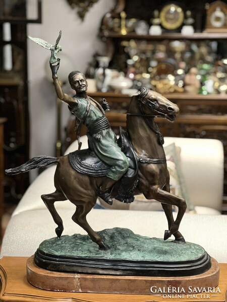Pierre- Jules Mène (1810 - 1879) nyomán - Arab lovas solymász bronz szobor talapzaton