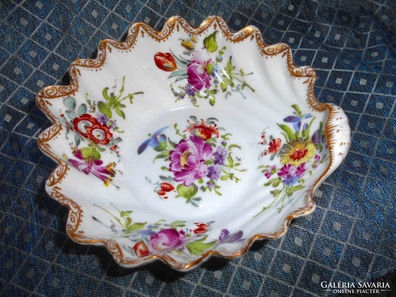 Hand-painted shell-shaped bowl on the outside and inside