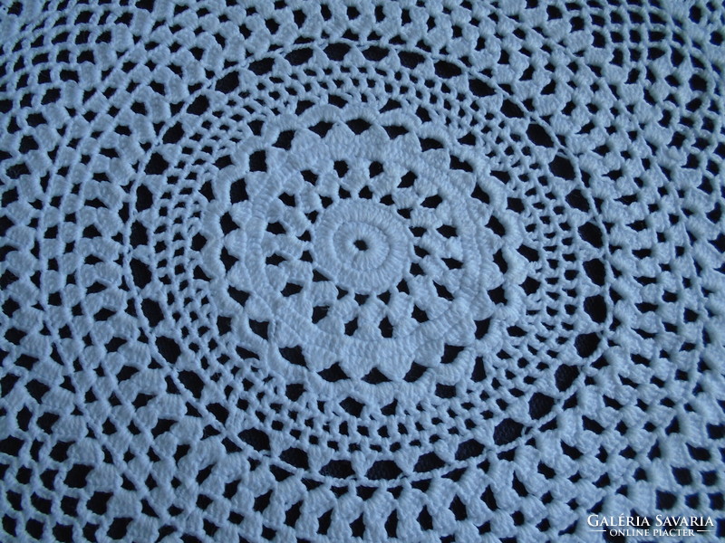 27 cm Diam. Tablecloth crocheted from cotton yarn, centerpiece.