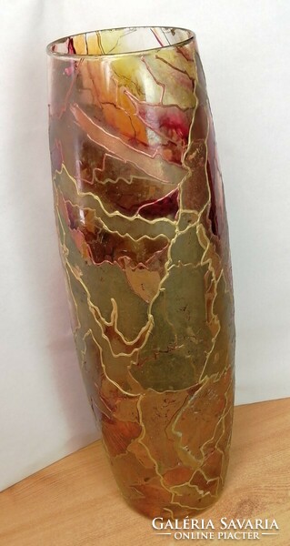 Az arany árnyalataiban pompázó váza. Varga T. jelzéssel. Egyedi művészi munka