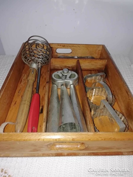 Régi konyhai eszközök fa tárolóban
