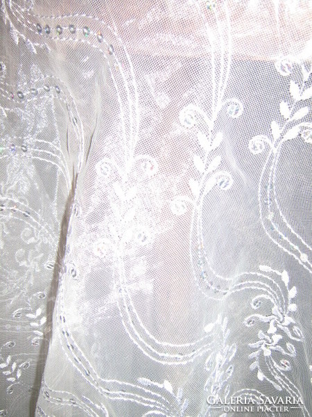 Meseszép vintage hófehér anyagában hímzett flitteres függöny