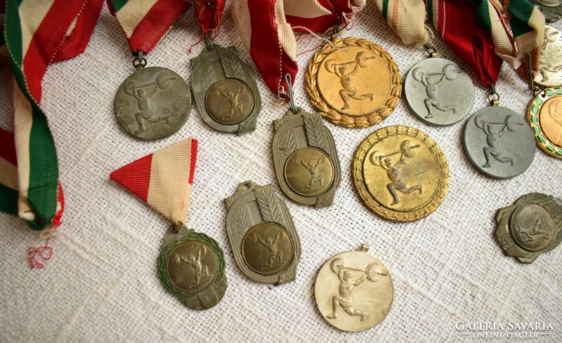 Súlyemelő érem , kitüntetés , díj , nemzeti szín szalag , magyar  60-as 70-es évek 18 darab