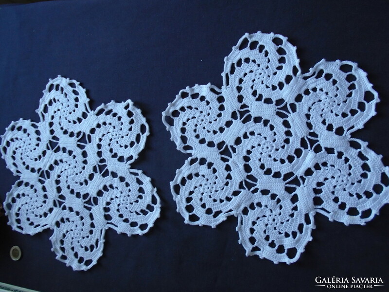 30.5 cm, diam. 2 pcs. Identical crochet tablecloth, centerpiece.