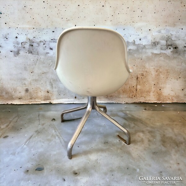 Retro space age design chair, swivel chair