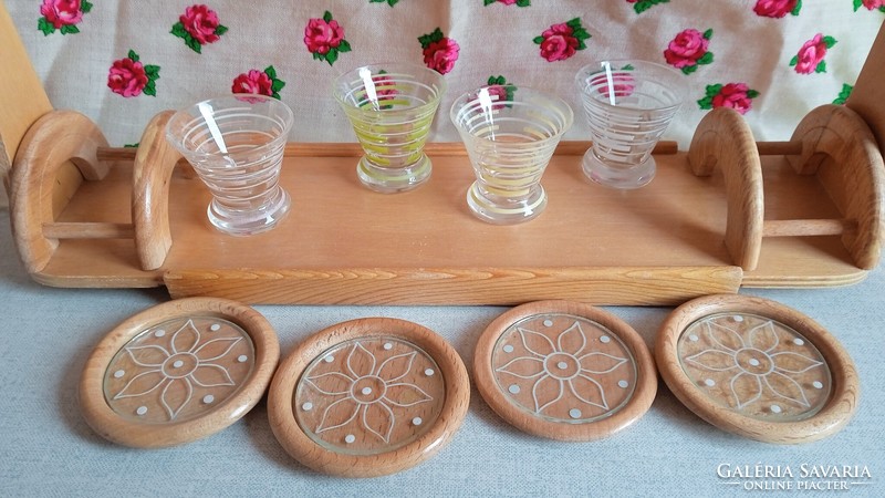 4 liqueur glasses with 4 coasters in a wooden crate
