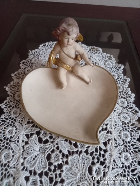 Heart-shaped angelic ring holder