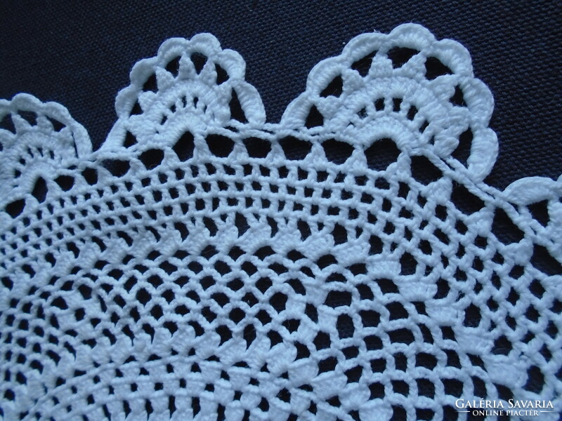 27 cm Diam. Tablecloth crocheted from cotton yarn, centerpiece.