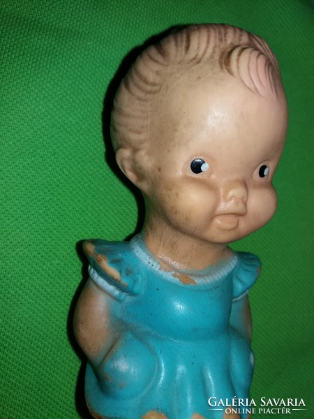 Antik Aradeanca gumi kislány játék baba figura 17 cm a képek szerint