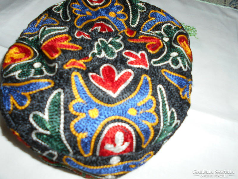 Keleti férfi fejfedő, kalap, tyubityejka-teljes felület hímzett  50 cm körméret