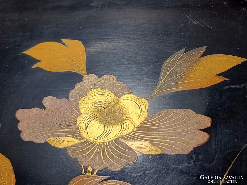 Festett-lakkozott fa tálca, arany színű festéssel, virág-madár dekorral.