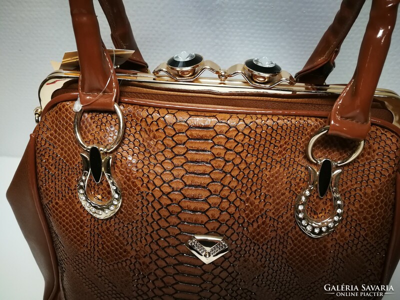 Új, klasszikus, elegáns női táska