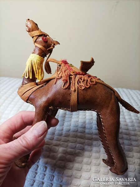 Bőrből készült teve retro figura