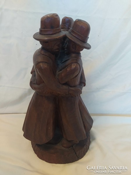 Sculptures carved from wood - dancing men