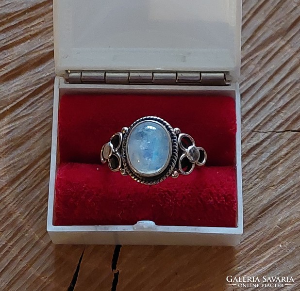 A wonderful silver ring with a moonstone
