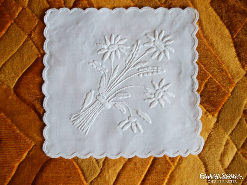 2 pieces of white daisy needlework tablecloth machine hemmed size: 20 x 20 cm