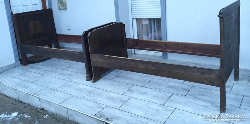 2 sofas from the 1950s pushed together into a double bed.