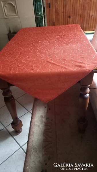 Asztal nagy mértetű