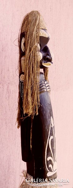 Az Én babám egy fekete nő! Pápua Új-Guinea harci színeiben elbűvölő egész alakos szobor