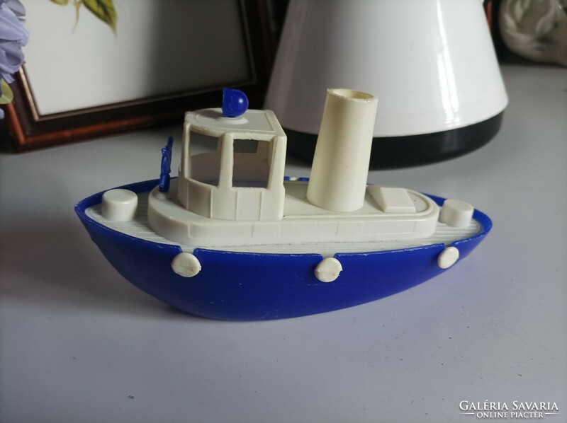 Nice shaped vintage plastic ship 11.5 cm long