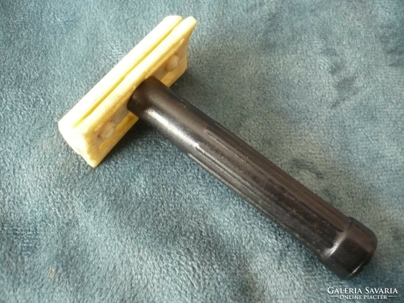 Vintage safety travel razor with vinyl handle