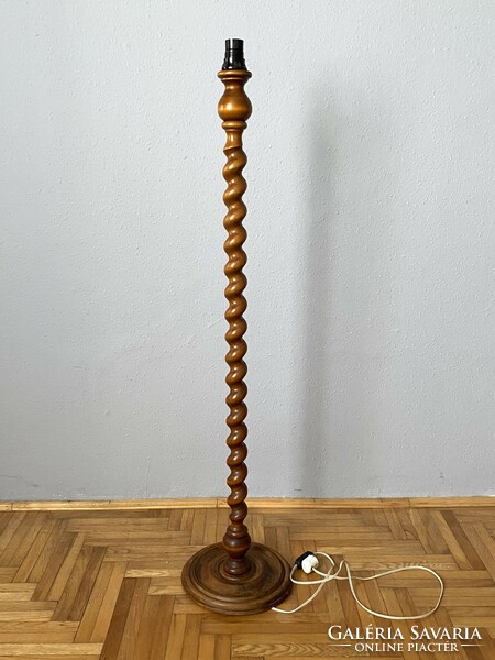 Colonial wood floor lamp with twisted pattern 130 cm