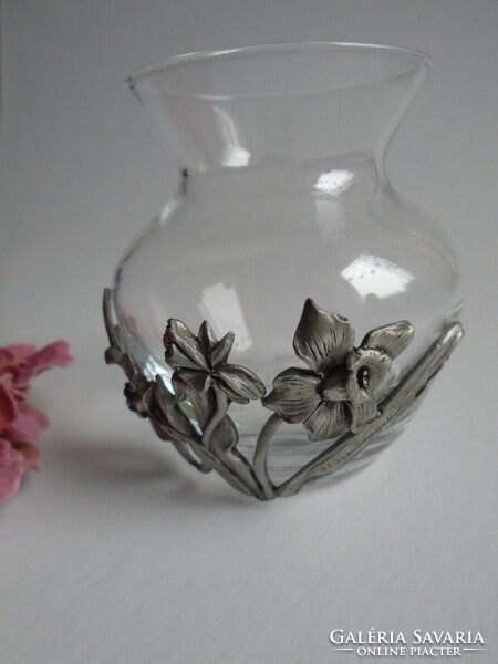 Daffodil vase with metal overlay 8.5 cm high.