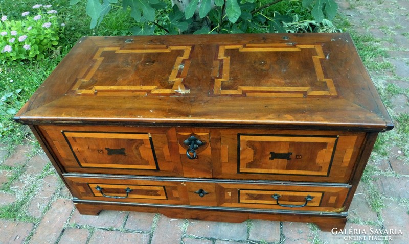 Inlaid braid / Biedermeier chest.