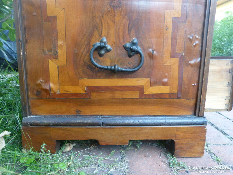 Inlaid braid / Biedermeier chest.