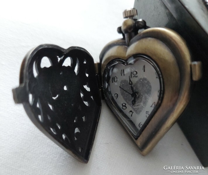 Heart-shaped pocket watch/necklace