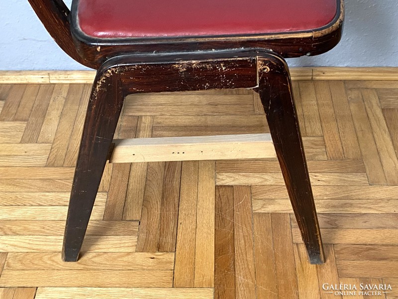 3 retro-designed chairs with green and red artificial leather covers from around 1950 together