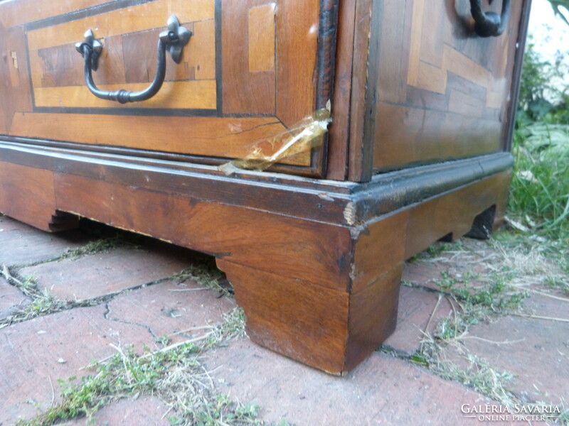 Inlaid braid / Biedermeier chest.