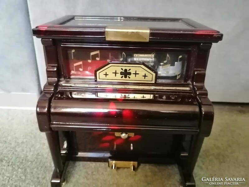 Retro piano-shaped musical jewelry holder