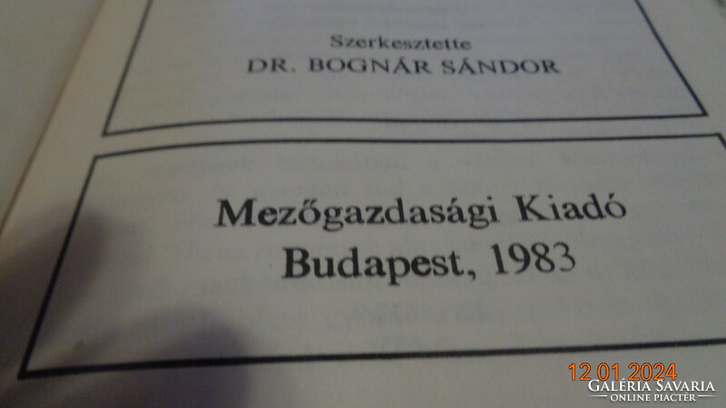 Kertészek növényvédelmi zsebkönyve , írta Dr  Bognár  S.  620 oldalon  . Magvető.