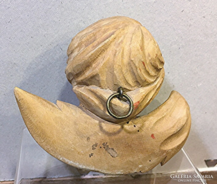 Puttó head, carved wood