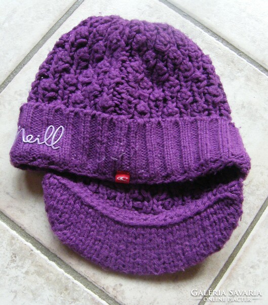 Women's knitted hat by O'Neill brand!