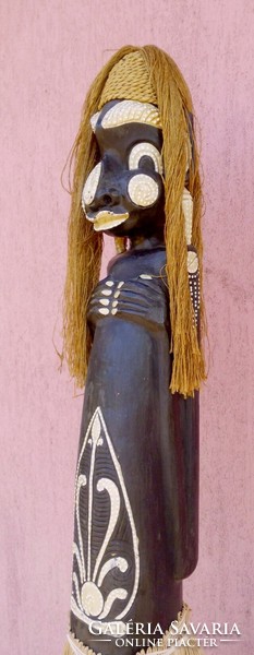 My baby is a black woman! A charming full-length statue in the battle colors of Papua New Guinea