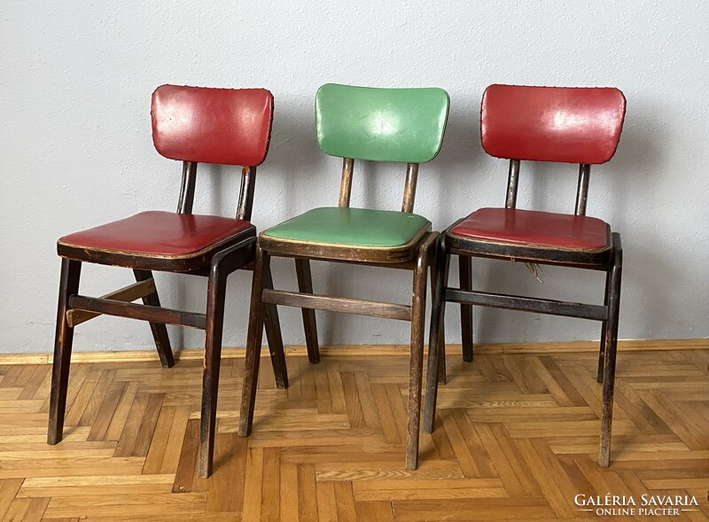 3 retro-designed chairs with green and red artificial leather covers from around 1950 together