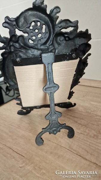 Cast iron picture holder