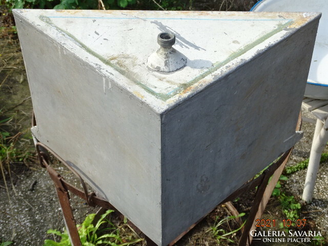 Corner water? tank profiled tin