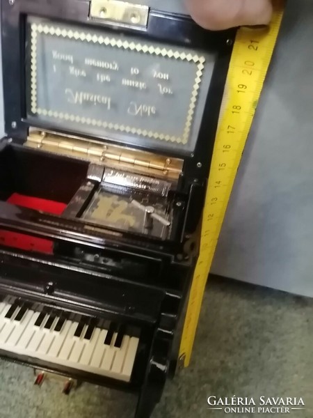 Retro piano-shaped musical jewelry holder