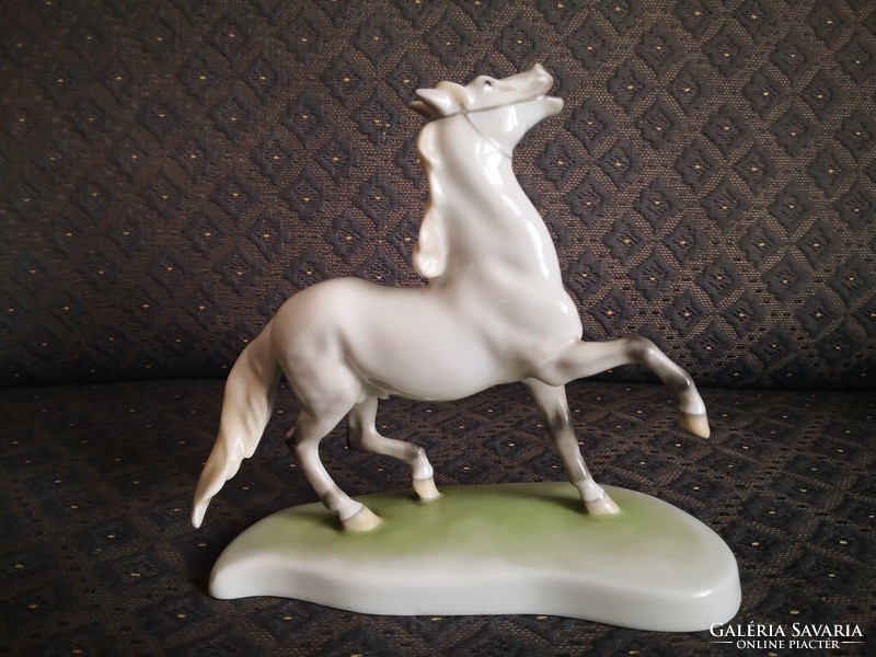 Herendi porcelán, Csodálatos almásderes ló szobor, festett