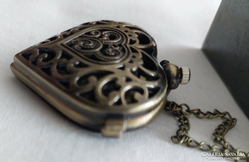 Heart-shaped pocket watch/necklace