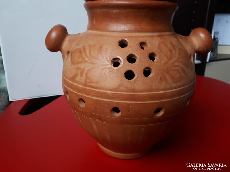 Garlic container. It was made in 2005 by József Nagy, a potter from Nádudvari