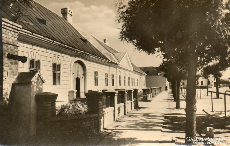 526 --- Running postcard Mezőberény - primary school